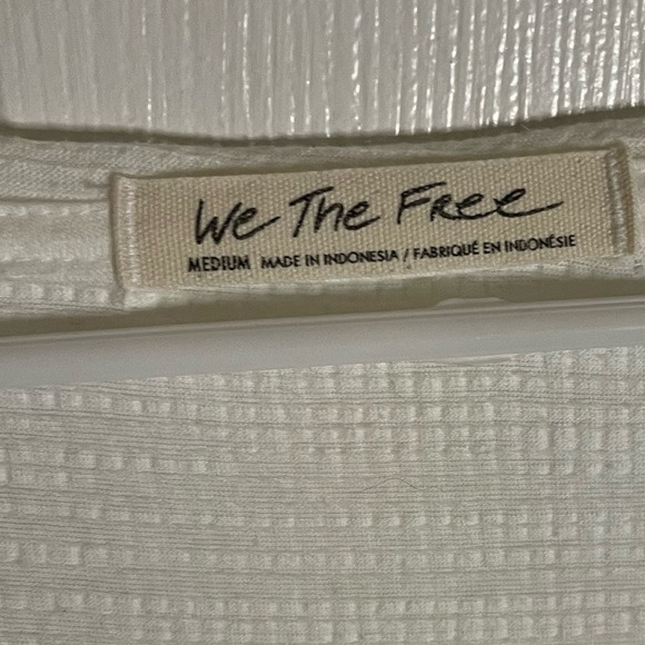 We the free Women's White Asymmetrical Top
Size XL perfect for all seasons! - Picture 4 of 5